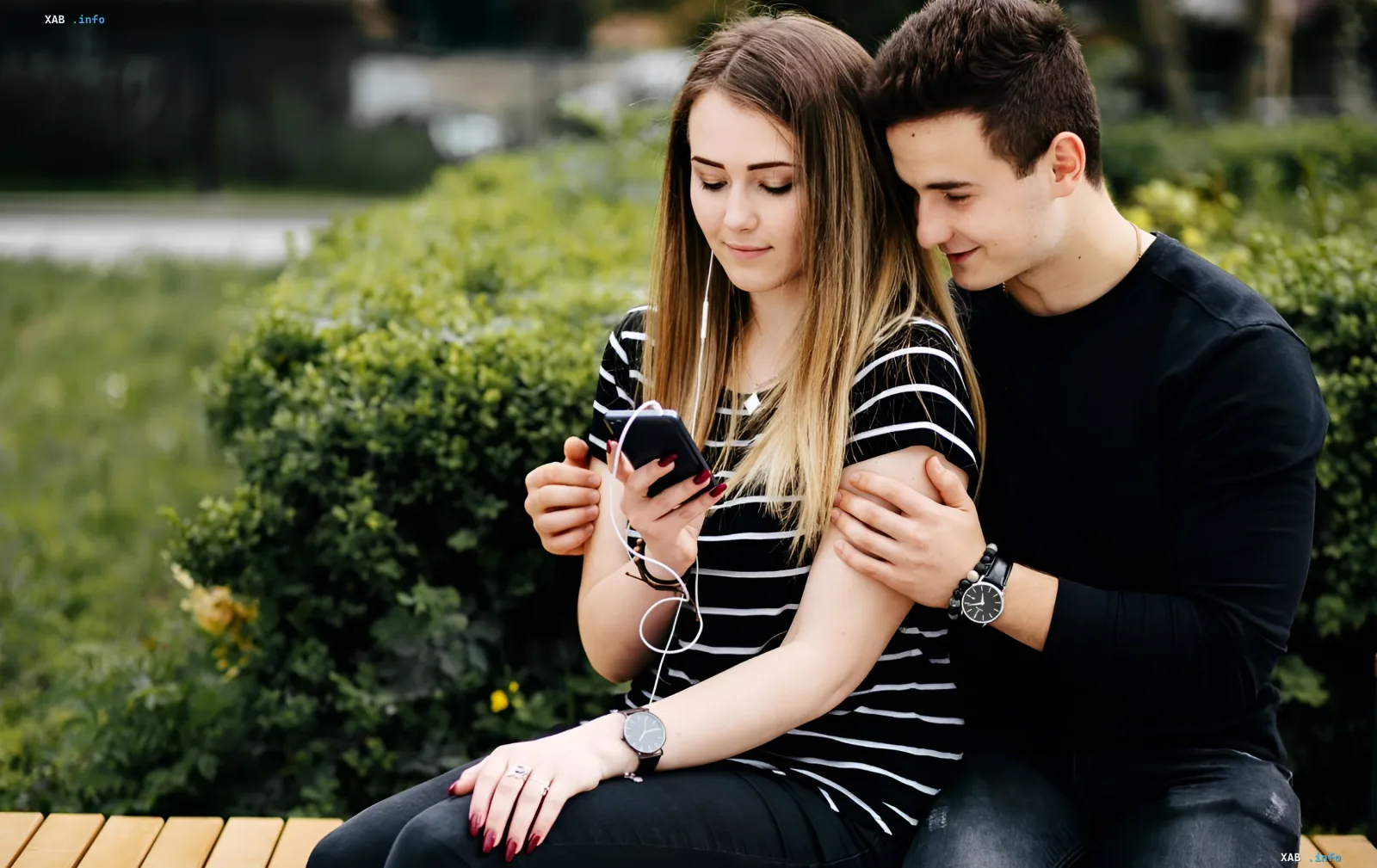 Couple looking at a phone in an autumn park — illustration for Styler's attention test: find 7 differences