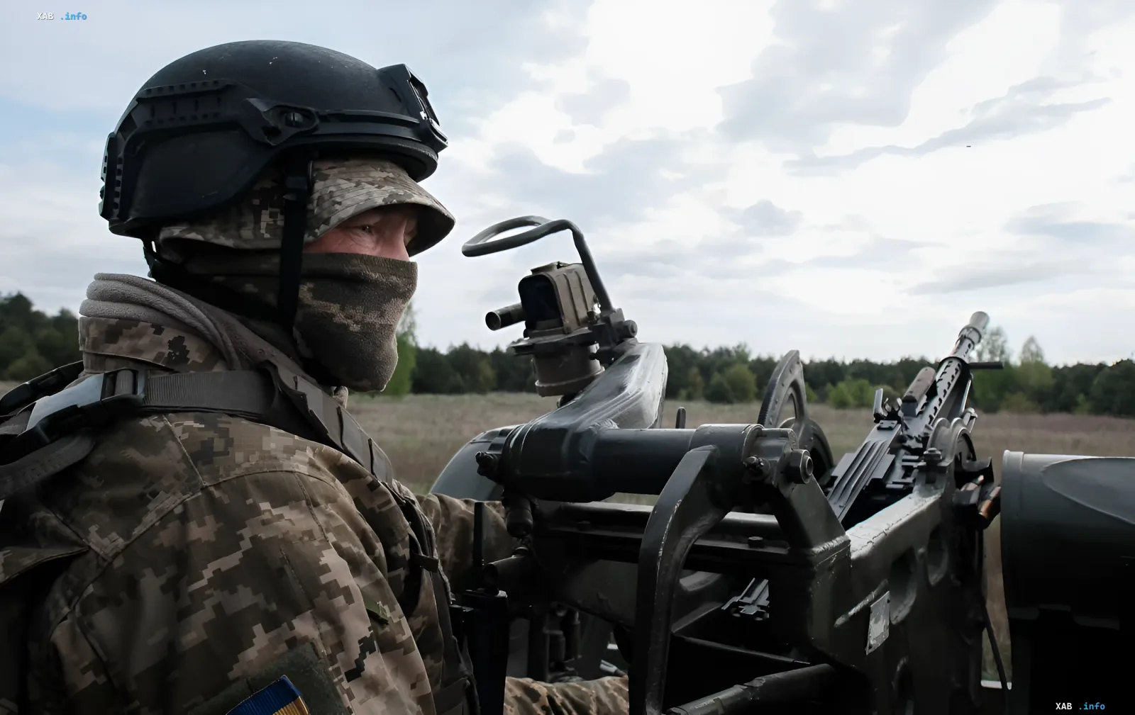 Украинский военный оператор зенитного комплекса на фоне поля: подготовка ПВО к перехвату ракет «Герань-5» и «Бандероль»