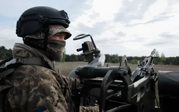 Украинский военный оператор зенитного комплекса на фоне поля: подготовка ПВО к перехвату ракет «Герань-5» и «Бандероль»