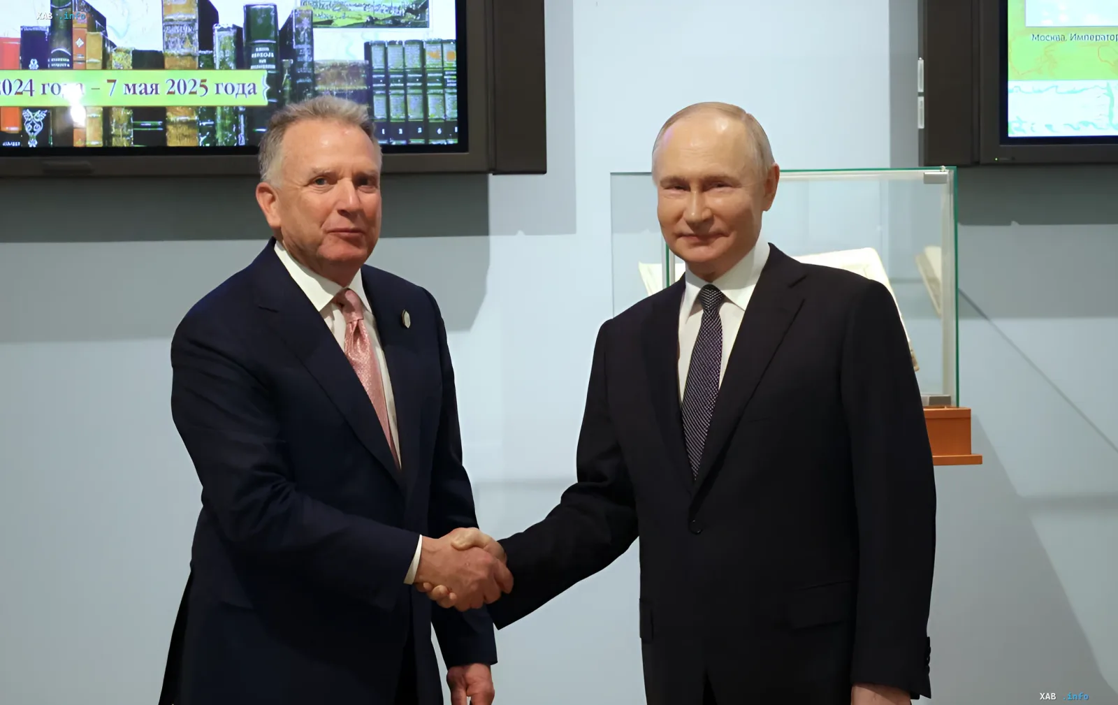 Переговоры в Кремле: рукопожатие на встрече с Владимиром Путиным по мирному плану Трампа и визиту в Киев