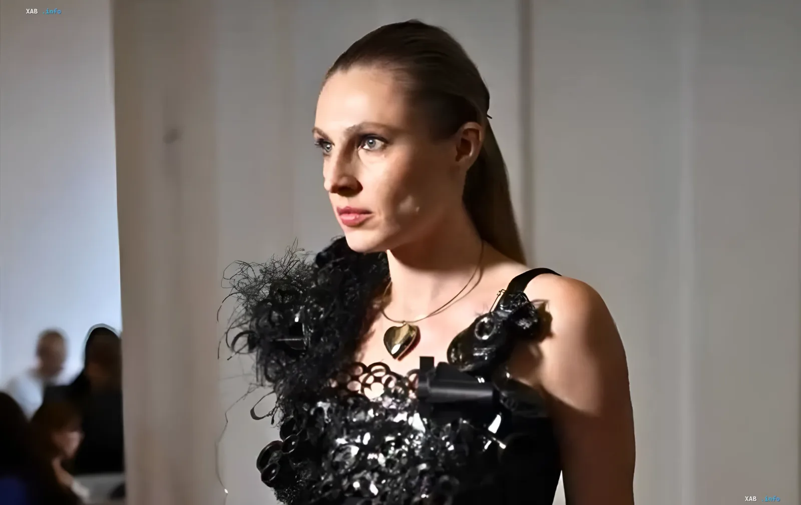Модель в платье Яны Метелкиной из бракованных деталей дронов на подиуме Ukrainian Fashion Week