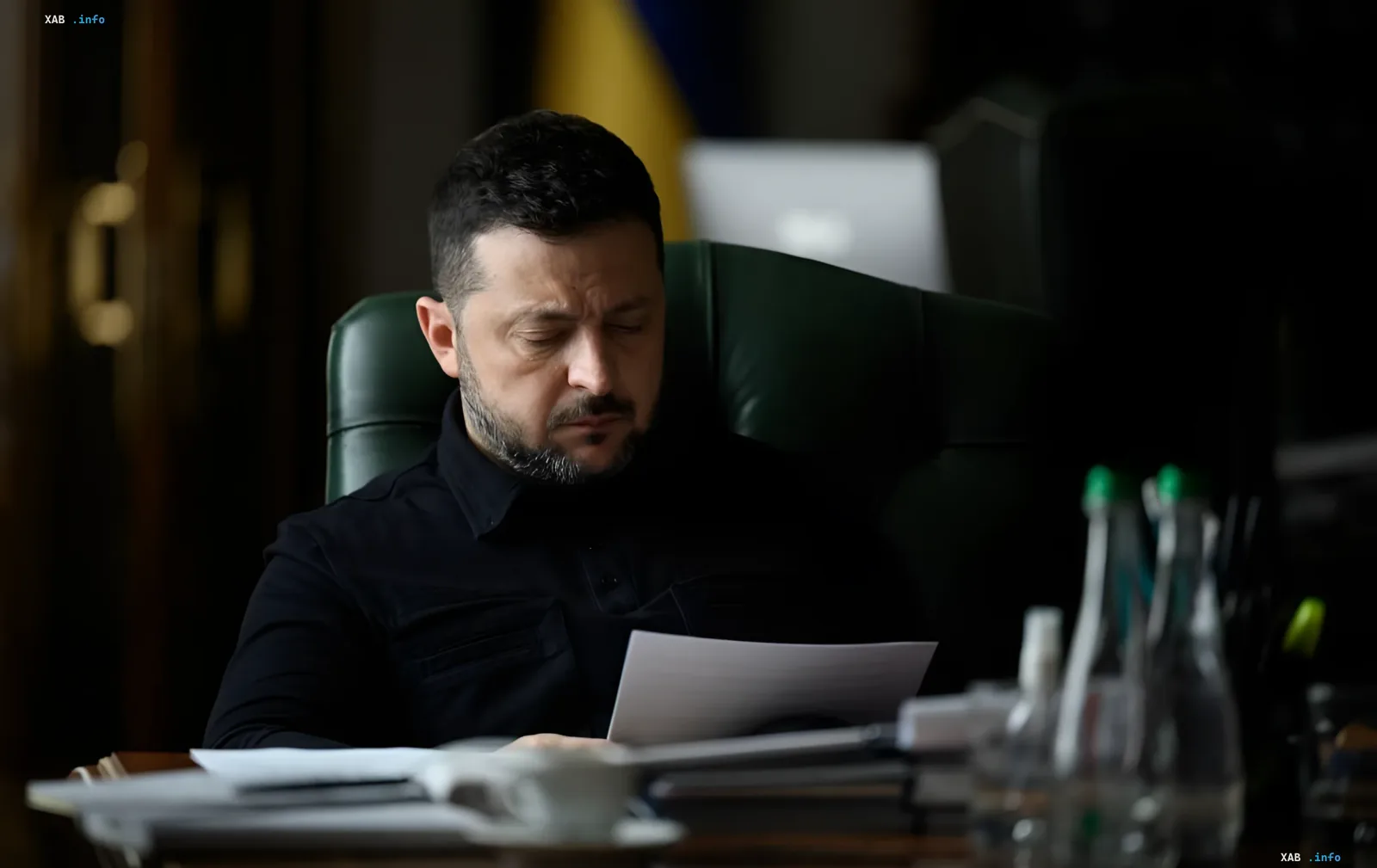 Владимир Зеленский изучает документы в кабинете перед встречей с посланниками Трампа по вопросам мира и гарантий безопасности