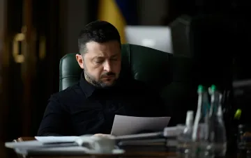 Владимир Зеленский изучает документы в кабинете перед встречей с посланниками Трампа по вопросам мира и гарантий безопасности