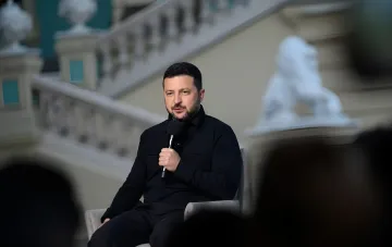 Wolodymyr Selenskyj mit Mikrofon vor einer Treppe und Skulpturen kommentiert die inhaltlichen und ergebnisreichen Gespräche mit den US-Sonderbeauftragten