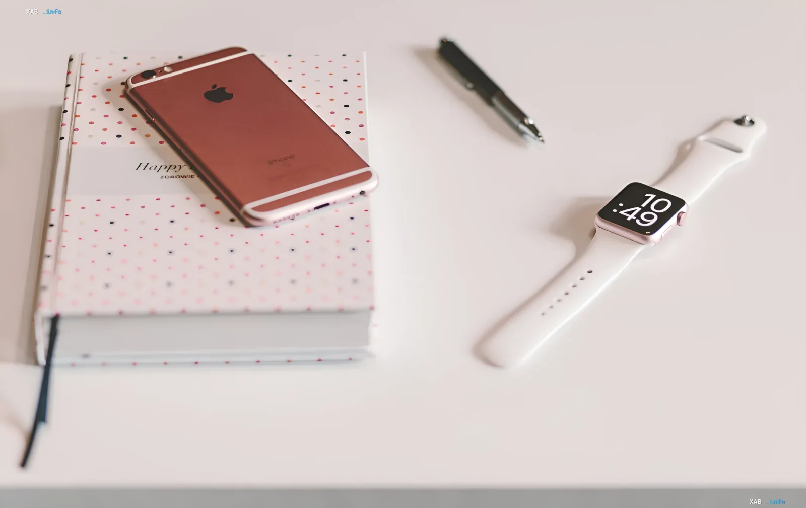 Розовый iPhone и Apple Watch на белом фоне — примеры устройств Apple, снятых с продаж и поддержки в 2026 году