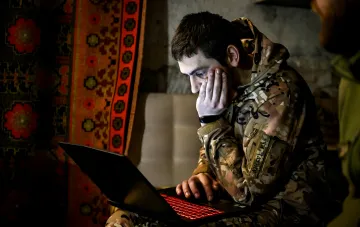 Разработчик реактивных дронов «Барс» работает на ноутбуке над алгоритмами ИИ для наведения и создания «дип-страйков»