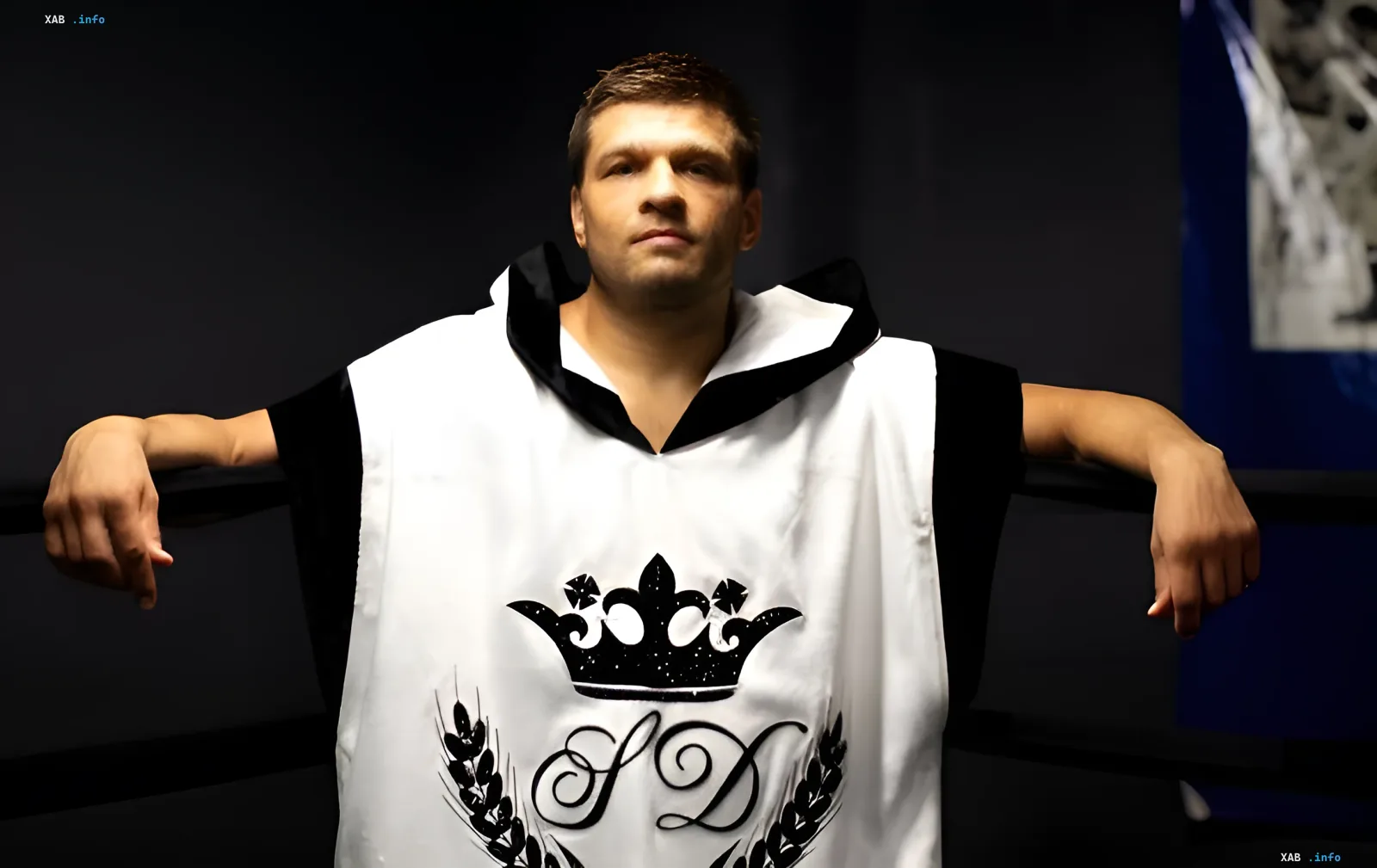 Ukrainischer Boxer in einem weißen Himation mit Krone und Lorbeerkranz, selbstbewusste Pose — Derevyanchenko will seine Karriere nicht beenden