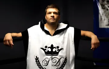 Ukrainischer Boxer in einem weißen Himation mit Krone und Lorbeerkranz, selbstbewusste Pose — Derevyanchenko will seine Karriere nicht beenden