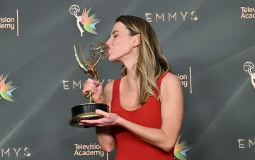 Переможниця церемонії «Еммі-2026» цілує статуетку на фоні пресволу Television Academy