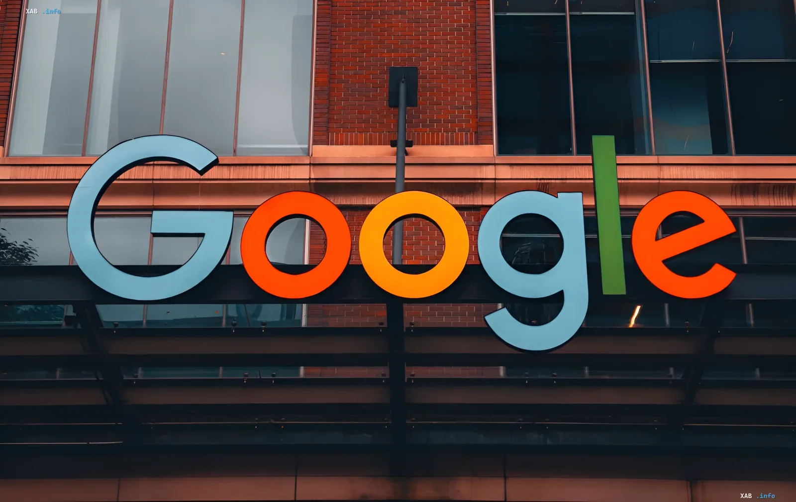 Логотип Google на фасаде офисного здания — компания убирает голосового ассистента со смартфонов Android