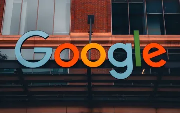 Логотип Google на фасаде офисного здания — компания убирает голосового ассистента со смартфонов Android