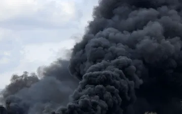 Schwarzer Rauch nach dem Treffer auf eine russische Su-24 in der Krim laut GUR