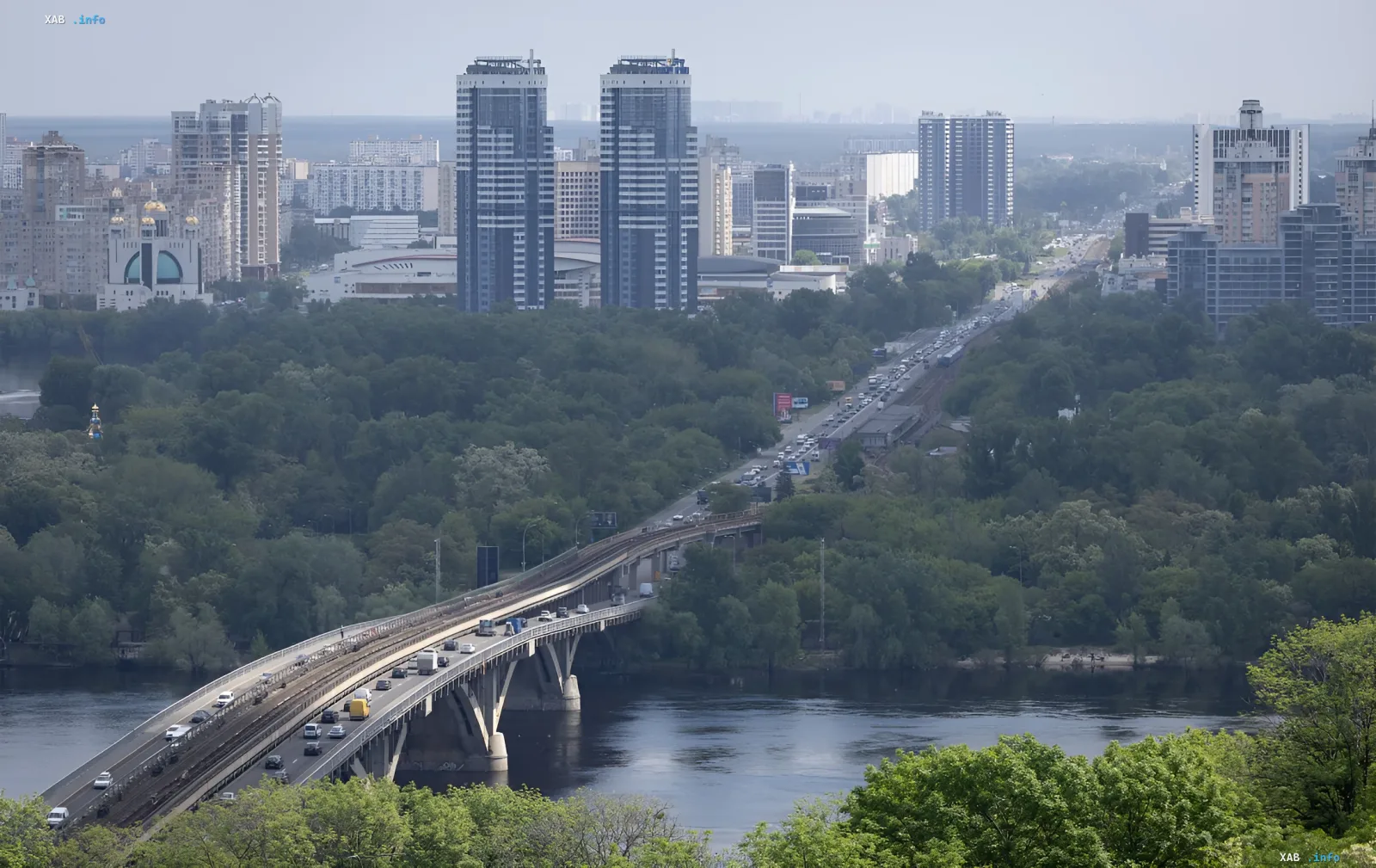 Мост через Днепр в Киеве с движением наземного транспорта, связывающего правый и левый берега города