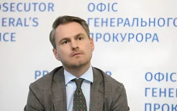 Генеральный прокурор Украины Кравченко на фоне стенда Офиса генерального прокурора в день подачи отставки