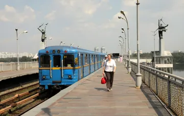 Трамвай маршрута 51 на мосту через Днепр в Киеве: как будет работать мостовое сообщение при жёлтом и красном сигнале тревоги