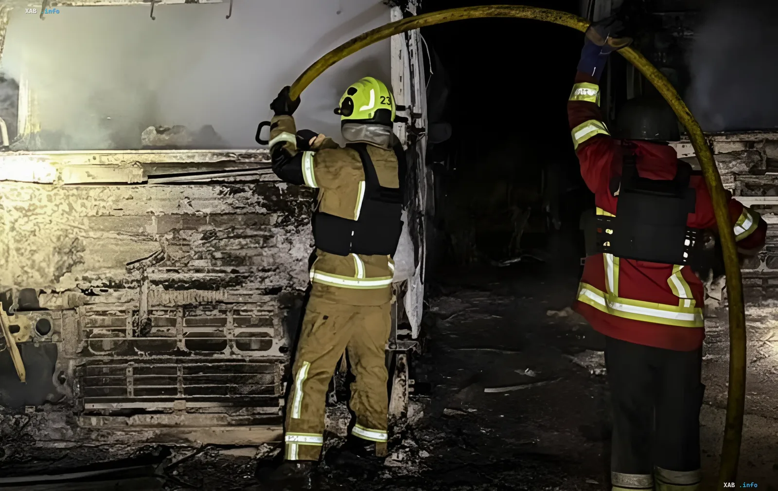 Feuerwehrkräfte an der Einsatzstelle eines Drohnenangriffs auf ein Logistikzentrum in der Oblast Kiew