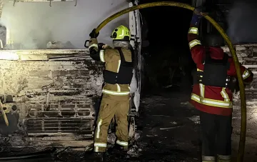 Feuerwehrkräfte an der Einsatzstelle eines Drohnenangriffs auf ein Logistikzentrum in der Oblast Kiew