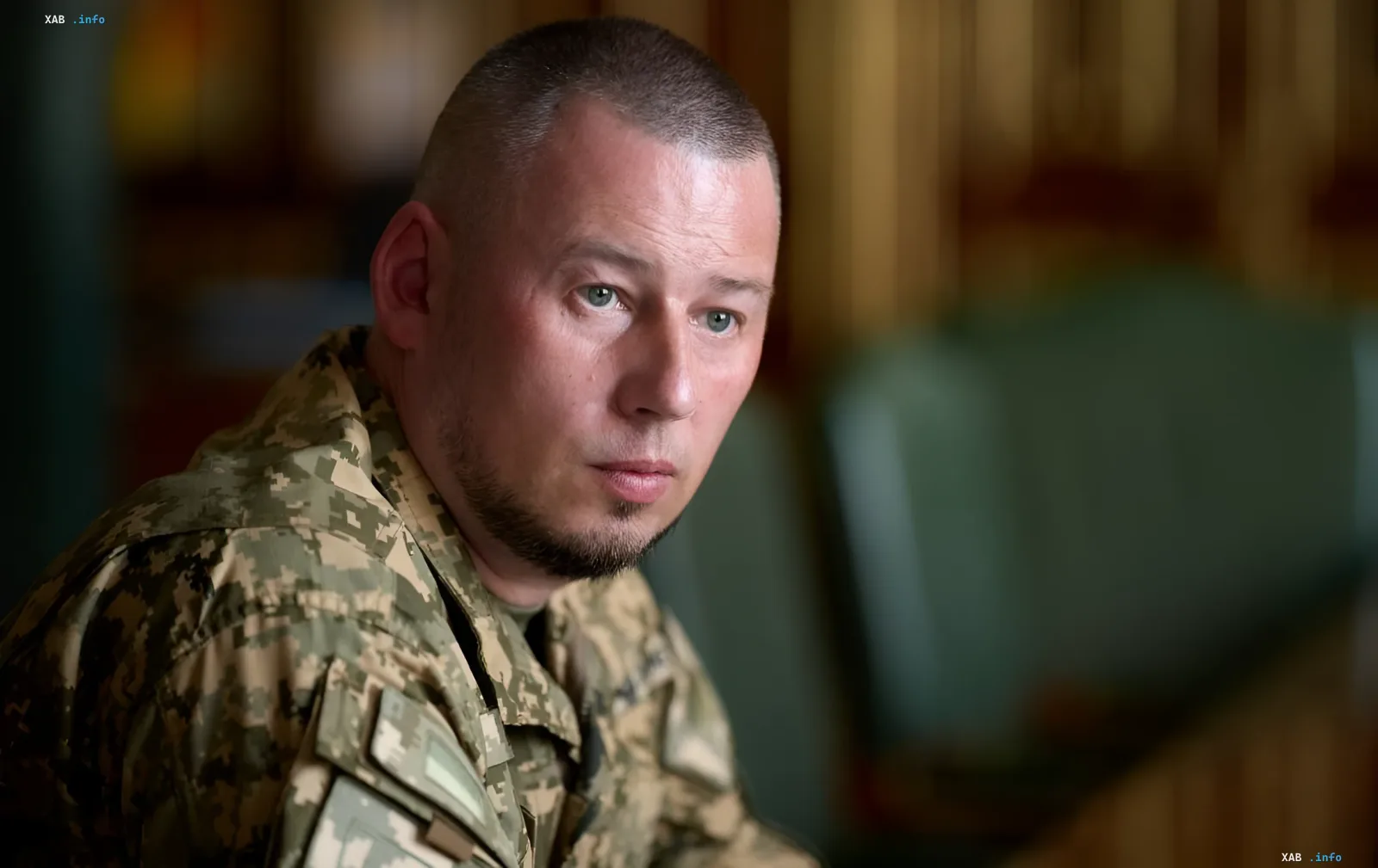 Военный в цифровой форме на фоне обсуждения новых дедлайнов Кремля по Донбассу до конца 2026 года