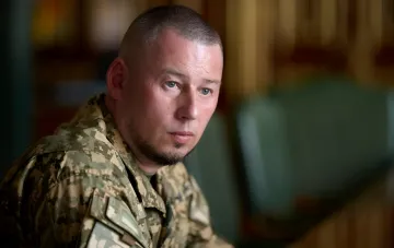 Военный в цифровой форме на фоне обсуждения новых дедлайнов Кремля по Донбассу до конца 2026 года