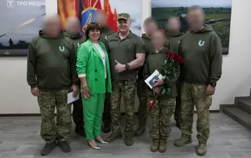 Генерал Плахута награждает воинов-разведчиков Сил ТРО в День военной разведки