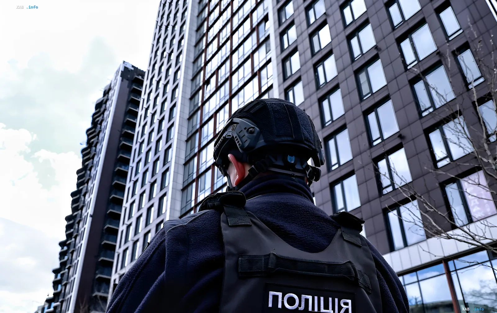 Полицейский в тактическом снаряжении и бронежилете с надписью ПОЛІЦІЯ на фоне многоэтажных зданий Киева — инцидент со стрельбой при задержании в Соломенском районе