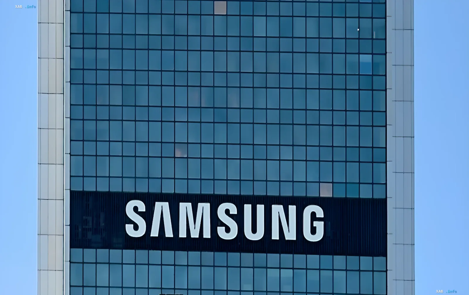 Логотип Samsung на фасаде корпоративного здания — компания готовит Galaxy S27 с чипом Snapdragon 8 Elite Extreme Gen 6