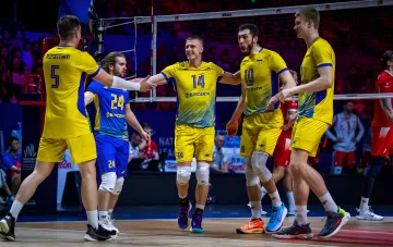Spieler der ukrainischen Volleyball-Nationalmannschaft in gelb-blauen Trikots feiern bei einem VNL-Spiel — Kadermeldung für die Euro 2026
