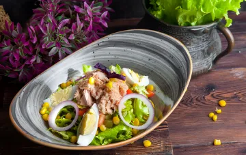 Сытный салат с тунцом, яйцом, кукурузой и кольцами лука в керамической миске — 65 г белка за 10 минут
