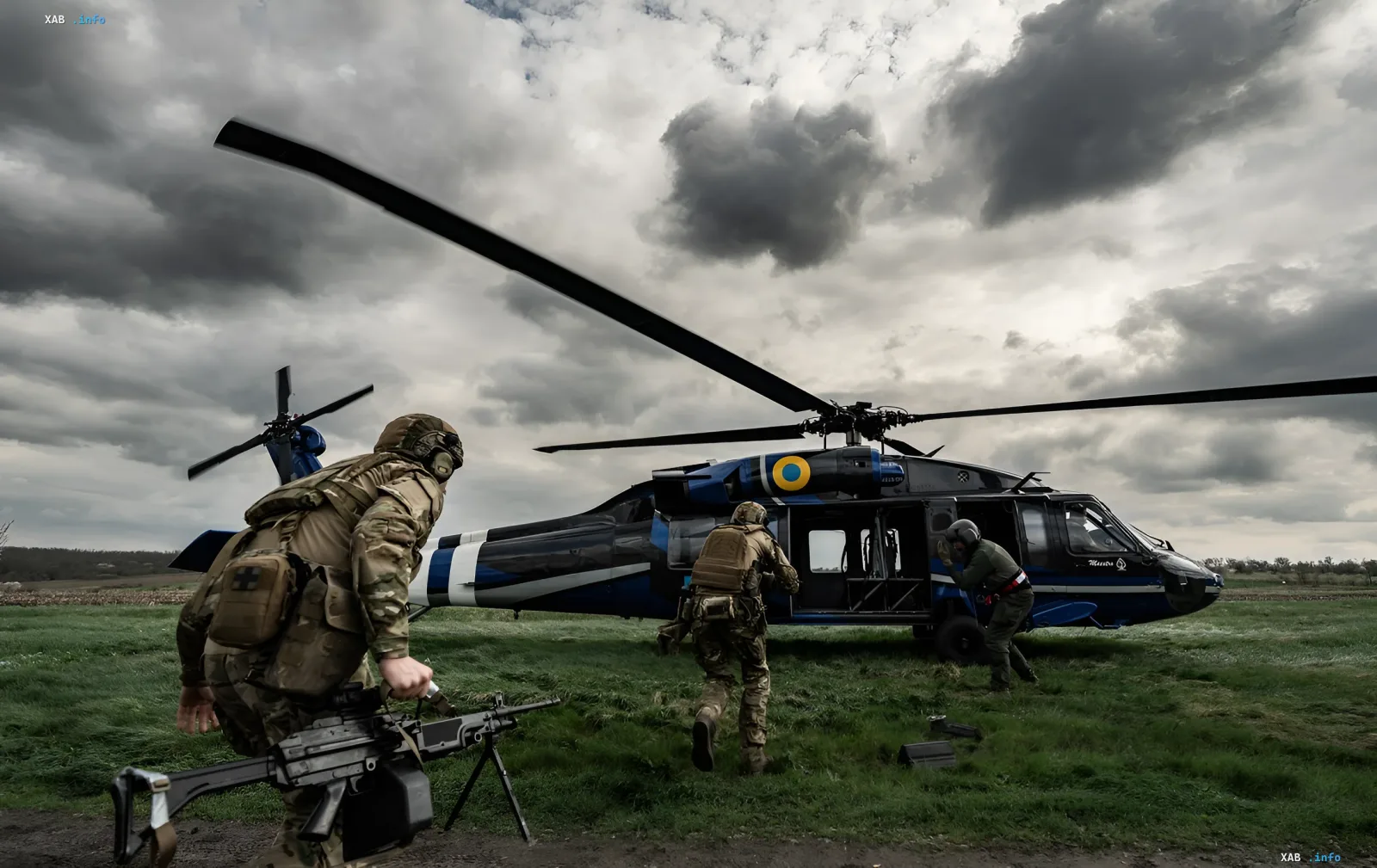 Spezialkräfte des HUR in Taktischer Ausrüstung neben einem Militärhubschrauber unter stürmischem Himmel — Symbol der Militärgeheimdienste