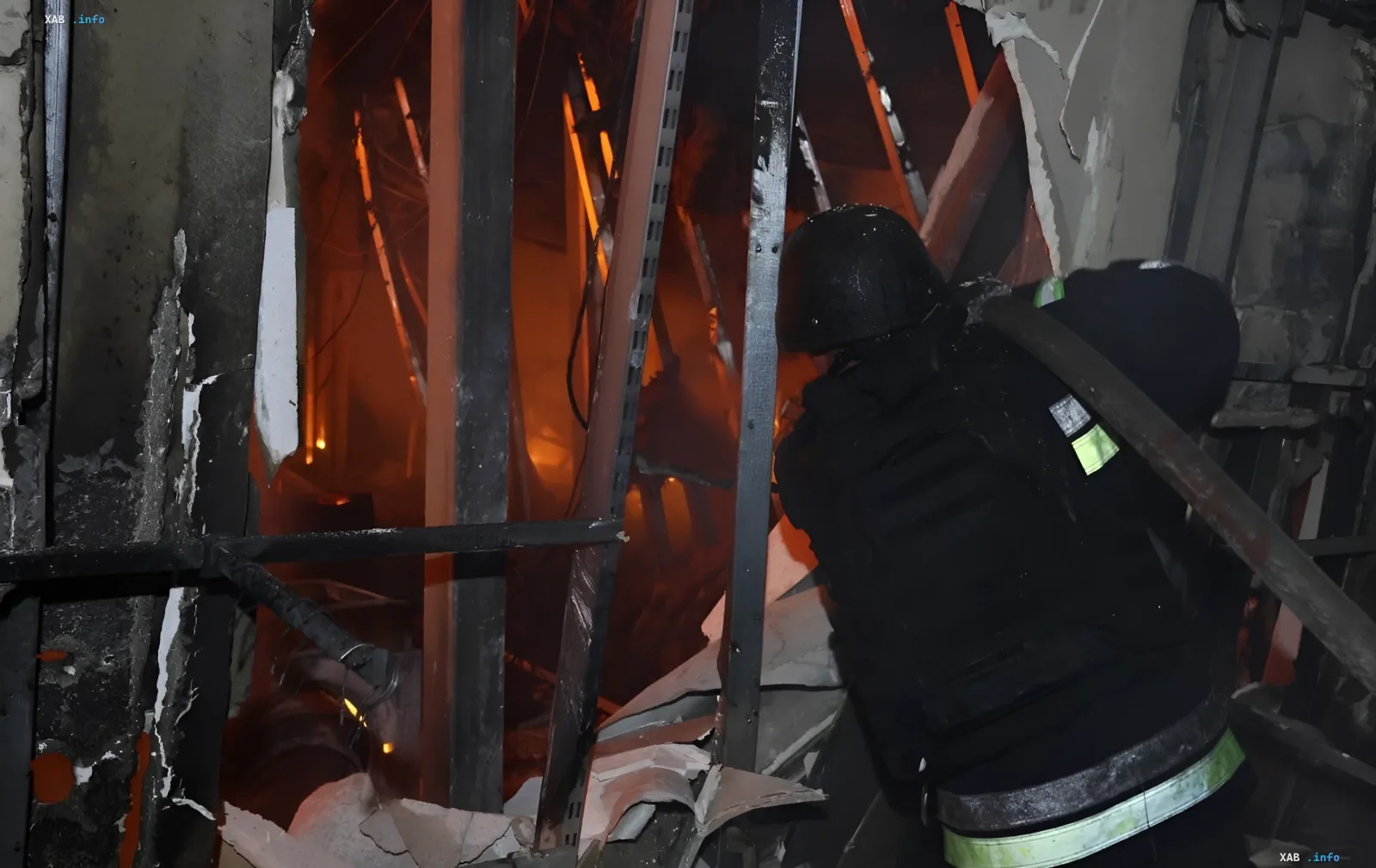 Пожарный ликвидирует последствия удара дронов «Шахед» по ТРЦ City Mall в Запорожье: огонь и разрушения внутри здания