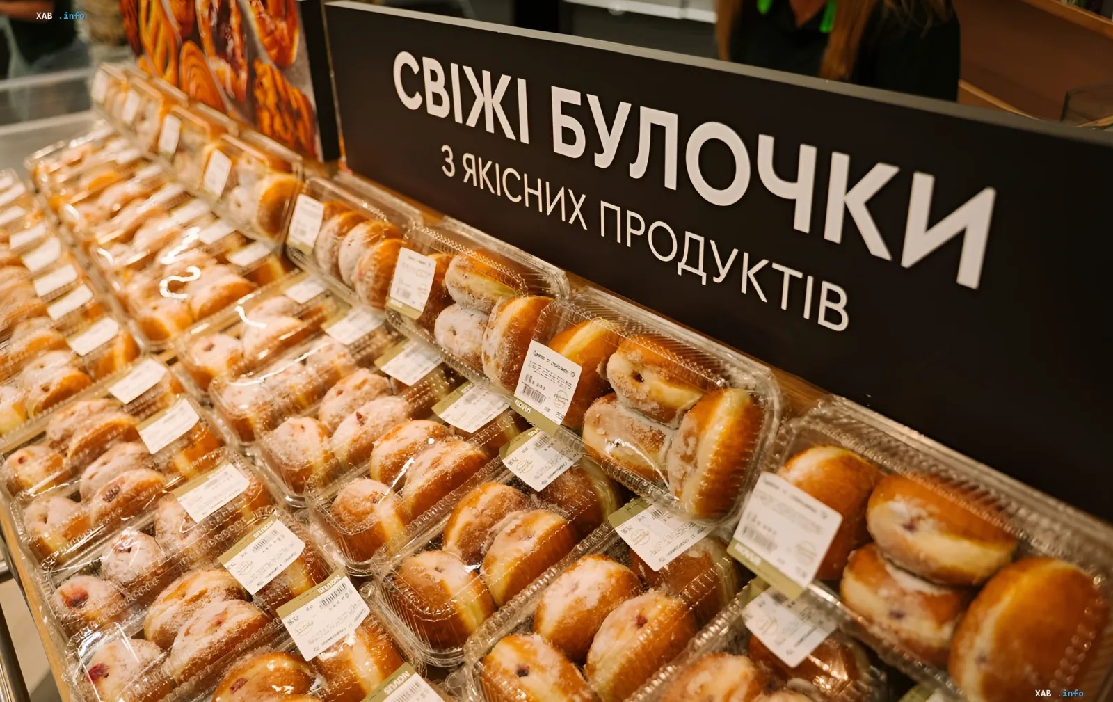 Theke mit frischen Brötchen im Supermarkt Novus: Preise für Backwaren nach der Preiserhöhung