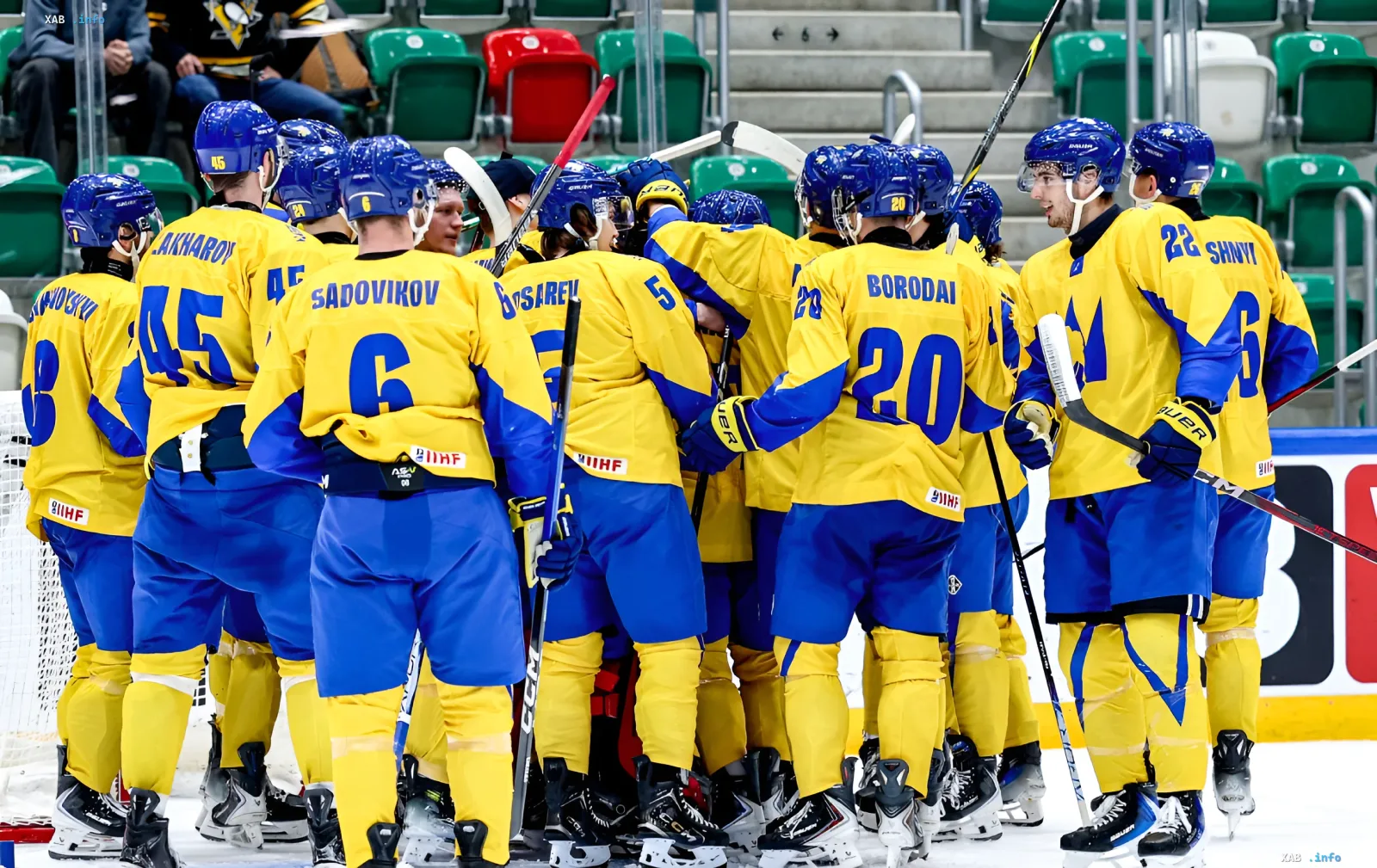 Spieler der ukrainischen Eishockey-Nationalmannschaft in gelb-blauen IIHF-Trikots versammeln sich auf dem Eis vor dem Top-Division-Weltmeisterschaft 2027