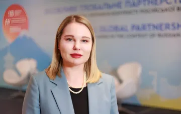 Спикер на форуме по глобальному партнёрству и безопасности Европы на фоне баннера о роли Украины в оборонных поставках НАТО