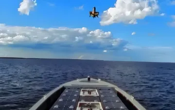 Морской дрон-авианосец MV11 в открытом море: перехватчик STING взлетает с палубы украинского беспилотника