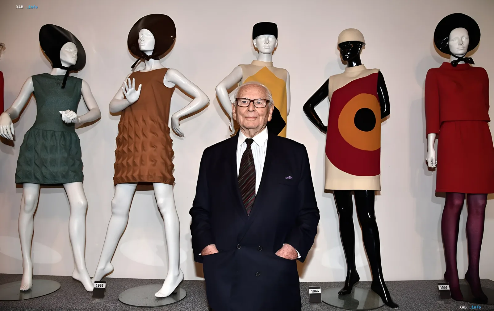 Pierre Cardin vor Mannequins mit seinen avantgardistischen Outfits der 1960er aus der Sammlung des venezianischen Hausmuseums