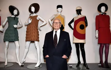 Pierre Cardin vor Mannequins mit seinen avantgardistischen Outfits der 1960er aus der Sammlung des venezianischen Hausmuseums