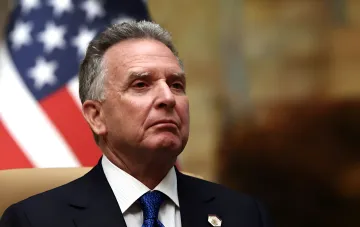 Steve Witkoff vor der US-Flagge nach seiner Aussage über Fortschritte in den Dreiergesprächen