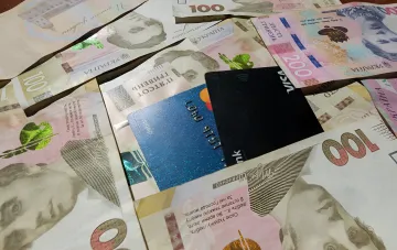 Українські гривні та банківські картки — зимовая підтримка в 19 400 гривень для громадян