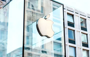 Логотип Apple на стеклянном фасаде магазина: компания готовит складной iPhone Ultra к презентации 9 сентября