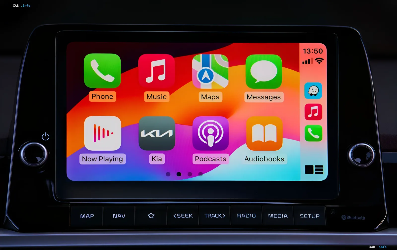 Экран Apple CarPlay с иконкой ИИ-ассистента Claude от Anthropic на фоне интерфейса Kia