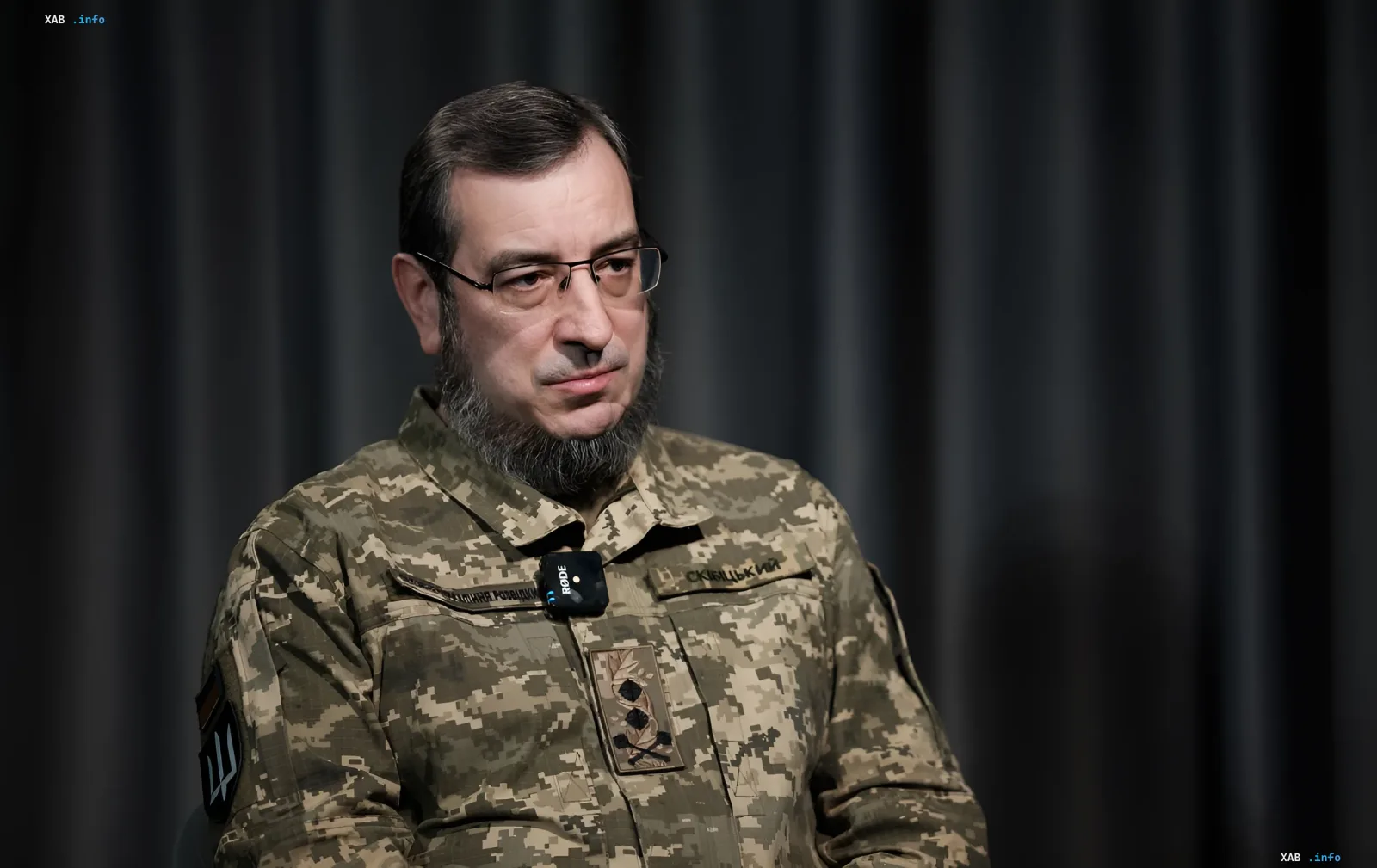 Офицер ВСУ в камуфляжной форме с нашивками ЗСУ и микрофоном RODE на фоне тёмного занавеса — заявление ГУР об испытаниях Россией баллистических ракет дальностью 800 км
