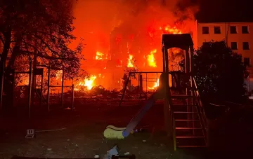 Ночной пожар в жилом доме в Киеве: огненные языки из окон и крыши, детская площадка на переднем плане