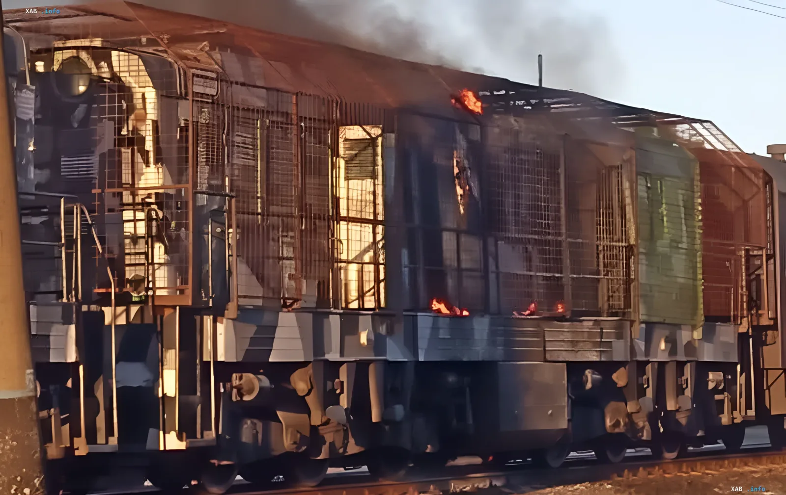 Горящий поезд после удара дронов «Шахед» по составу Киев–Сумы: огонь и дым из вагонов