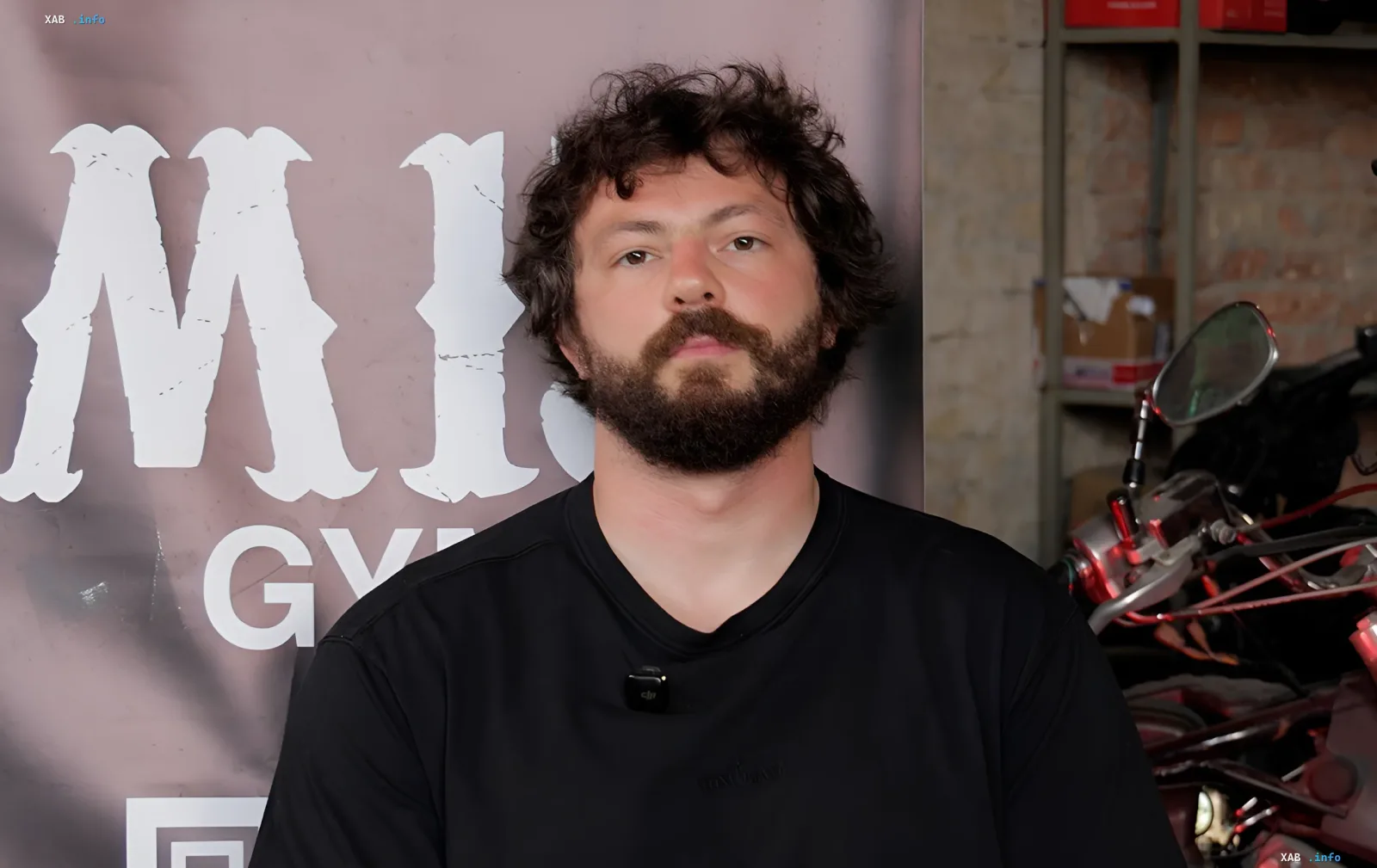 SSO-Veteran Artem Grot, Gründer des Projekts M13 FIGHTS, vor einem Motorrad