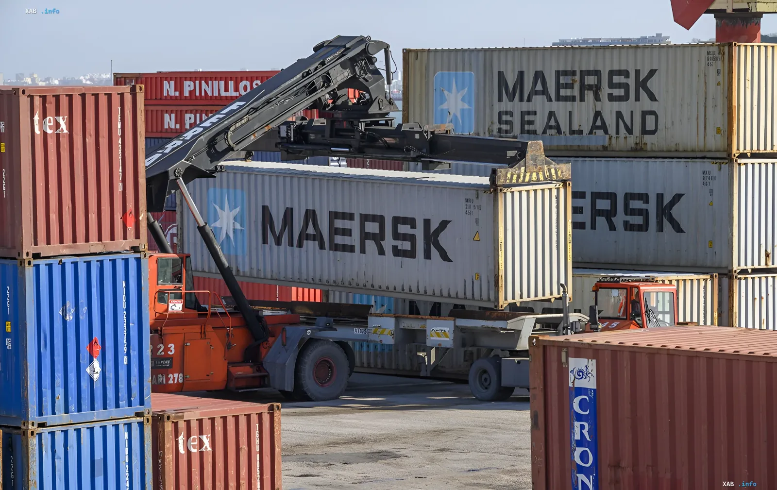 Контейнеры Maersk и портальный кран на контейнерном терминале, с которым Maersk приостановил работу в Борисполе