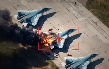 Удар по аэродрому: горящий боевой самолёт в прицеле — иллюстрация тактики Persistent Airfield Denial из конкурса НАТО