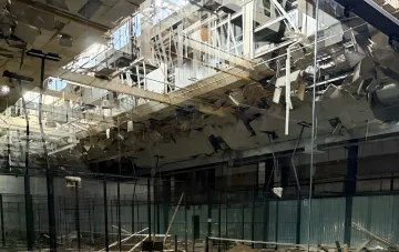 Зрушений стеля та конструкції падел-клубу SVITO в Києві після нічної атаки та ударної хвилі
