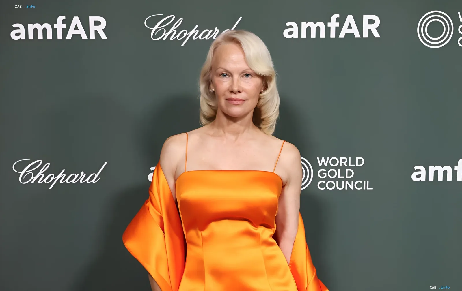 Памела Андерсон у вогняному помаранчевому сукні кутюр Calvin Klein на гала-вечері amfAR у Венеції