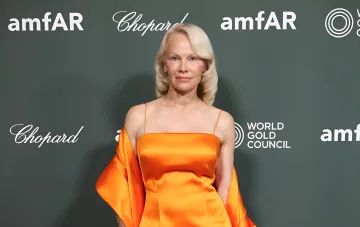 Памела Андерсон у вогняному помаранчевому сукні кутюр Calvin Klein на гала-вечері amfAR у Венеції