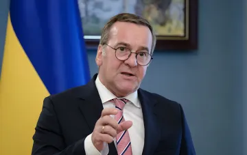 Канцлер Німеччини Фрідріх Мерц на тлі українського прапора обговорює термінову передачу ракет PAC-2, AIM-9 та IRIS-T Україні до зими